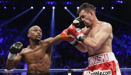 勇士队魂断麦迪逊，麦考意外重伤被担架抬出场 科尔愤怒指责卡特鲁莽犯规